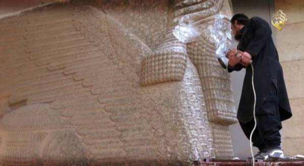 Un terrorista del Estado Islámico destroza una estatua en el museo de Nínive
