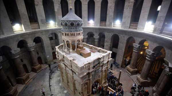 La tumba de Jesús con el Edículo y la cúpula en la iglesia del Santo Sepulcro