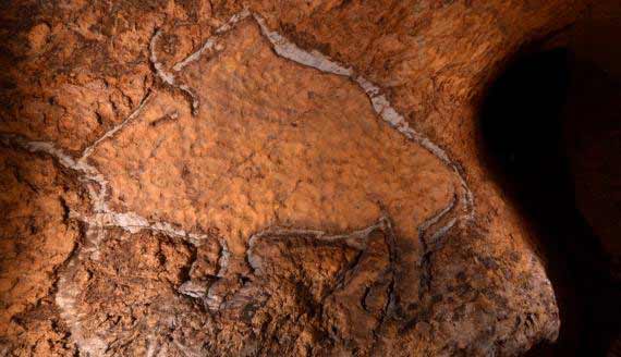 Uno de los bisontes grabado bajorrelieve en la cueva de Rentería (Foto: Diputación Foral de Guipúzcoa)
