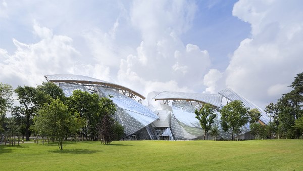 La Fondation Louis Vuitton - En un edificio diseñado por Frank Gehry, la Fundación se dedica a fomentar y promover la creación artística contemporánea.