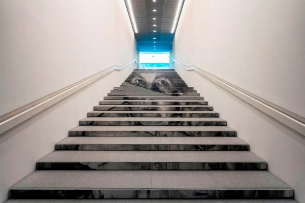Jose Luis Puche - Papá, 2017. Carbón graso sobre papel Saunders Waterford. 3.177 × 400 cm. Intervención en las escaleras del Centre Pompidou Málaga.