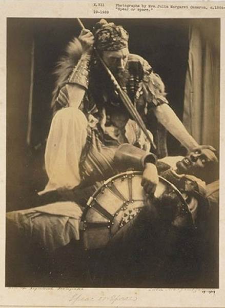 El capitán Tristram Speedy, uno de los líderes de la expedición británica a Maqdala, posa para la pionera de la fotografía Julia Margaret Cameron.