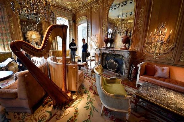 Imagen de interior del salón Proust del hotel Ritz de París. El arpa fue una de las Artes Decorativas que se subastó.