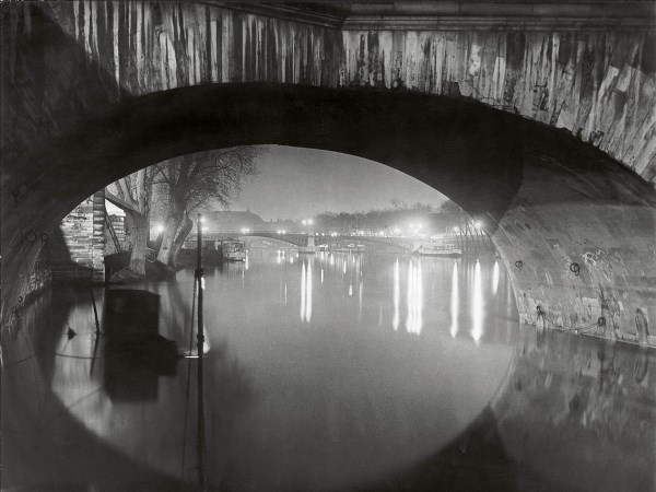 Brassaï - Vista desde el Pont Royal hacia el Pont Solférino, 1933. © Estate Brassaï Succession, Paris.