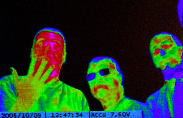 Luis Monje - Fotografía científica. Imagen térmica que muestra la temperatura corporal de los sujetos fotografiados.