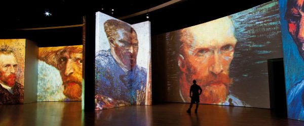 “Van Gogh Alive – The Experience”, una exposición en el Círculo de Bellas artes de Madrid para sumergirse en el universo de Van Gogh. Imagen de la muestra con proyecciones de distintos autorretratos del artista.