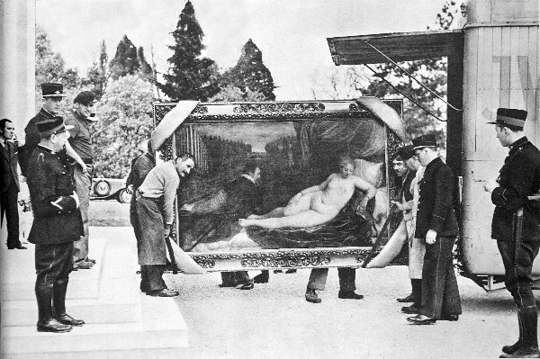 Museo del Prado - Transporte de un 'Tiziano' bajo la mirada de la policía suiza, 1936.